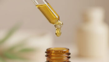 dosage huile cbd avec pipette et flacon